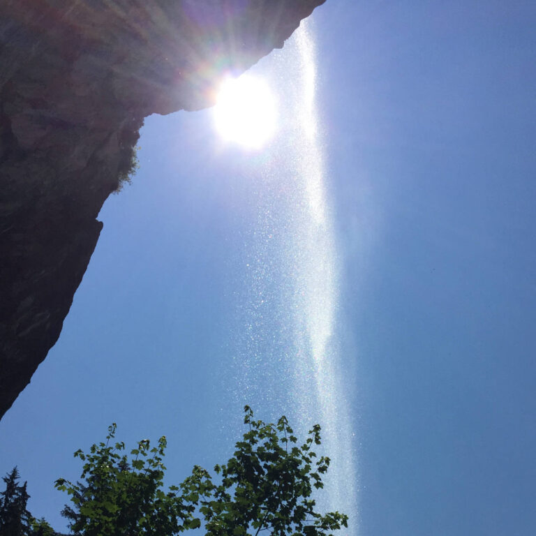 Wo dieser Bach entspringt - Gedicht - Wasserfall von unten gesehen