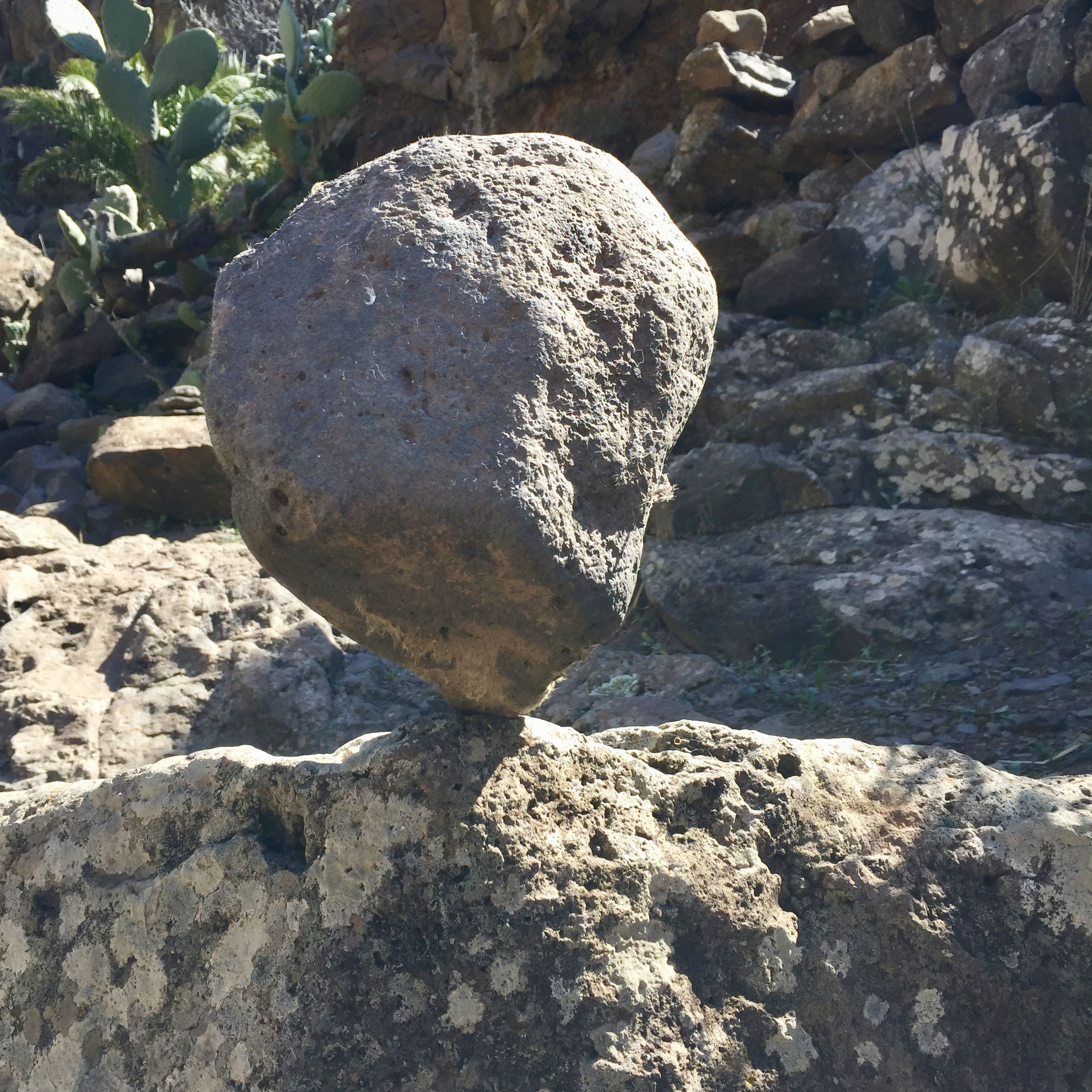 Jetzt - Lachender Bach - Podcast – Ein Felsen steht auf der Spitze